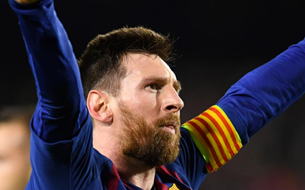 Lionel Messi and Samuel Umtiti, working hard in the training ground rondo