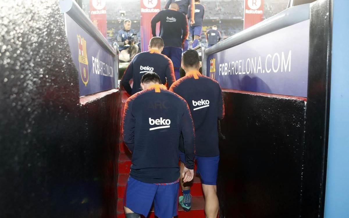 Warm up for FC Barcelona v Leganés