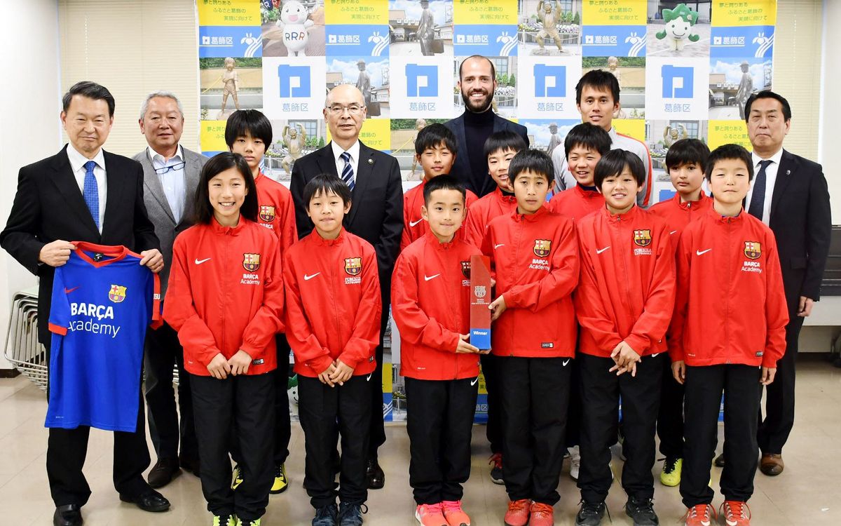 El alcalde de Katsushika recibe a los campeones de la Barça Academy Cup APAC